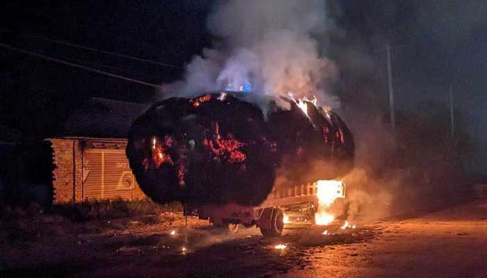 বগুড়ায় খড়বোঝাই ট্রাকে আগুন