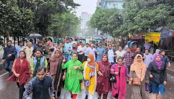 বৃষ্টিতে ভিজে রাজধানীতে রিজভীর নেতৃত্বে মিছিল