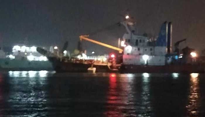 কর্ণফুলীতে সারবোঝাই লাইটার জাহাজডুবি, নিখোঁজ ১ 