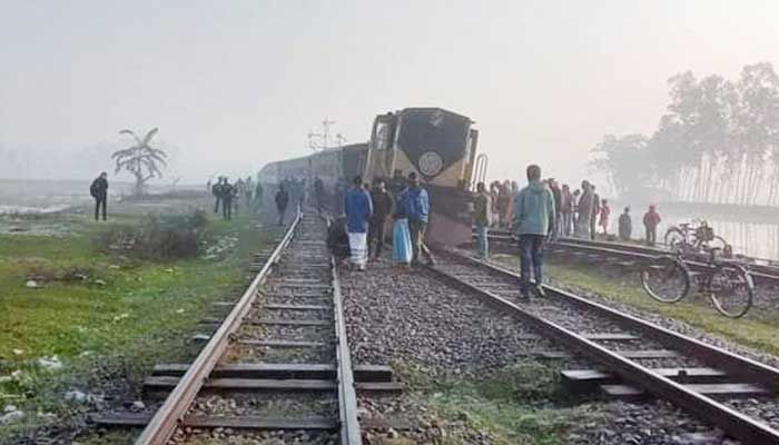 কাউনিয়ায় বগি লাইনচ্যুত, ট্রেন চলাচল বন্ধ