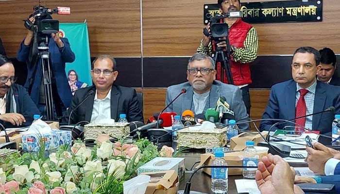 সচিবালয়ে মন্ত্রণালয়ের সভাকক্ষে স্বাস্থ্যমন্ত্রী জাহিদ মালেক। প্রবা ফটো
