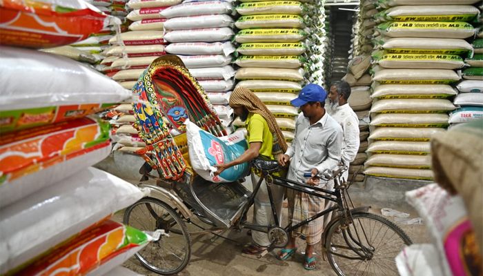 নিষিদ্ধ প্লাস্টিকের বস্তায় অবাধে চাল বিক্রি