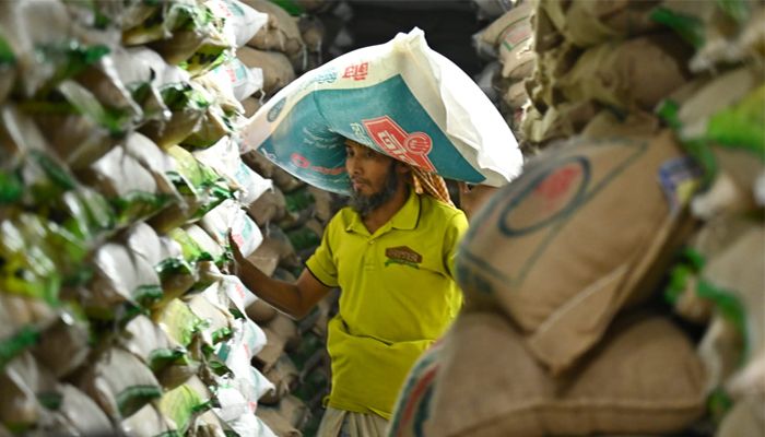 নিষিদ্ধ প্লাস্টিকের বস্তায় অবাধে চাল বিক্রি