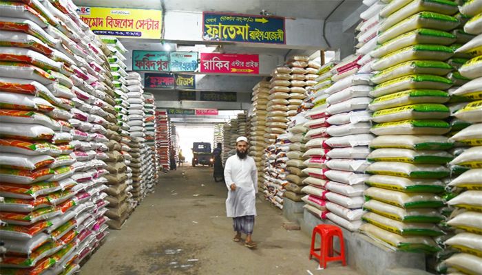 নিষিদ্ধ প্লাস্টিকের বস্তায় অবাধে চাল বিক্রি