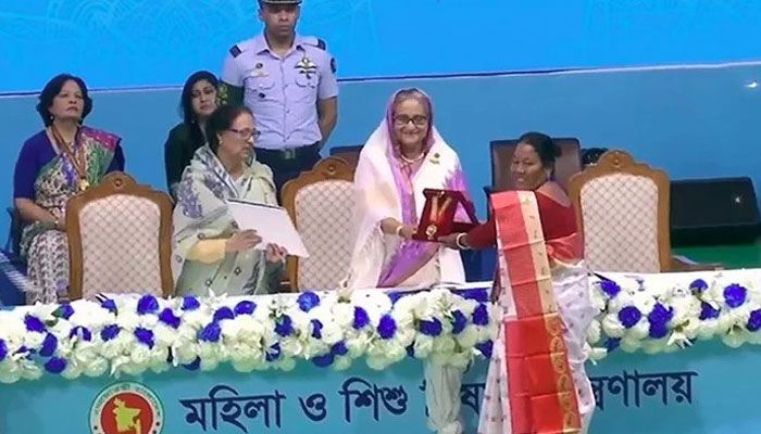 বিশিষ্ট ৫ নারীর হাতে ‘বেগম রোকেয়া পদক’ তুলে দিলেন প্রধানমন্ত্রী