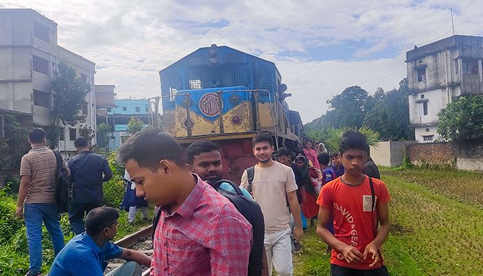 চট্টগ্রাম বিশ্ববিদ্যালয়ের (চবি) শিক্ষার্থীদের বহনকারী শাটল ট্রেনের ইঞ্জিন মাঝপথে অচল হয়ে  যায়। প্রবা ফটো