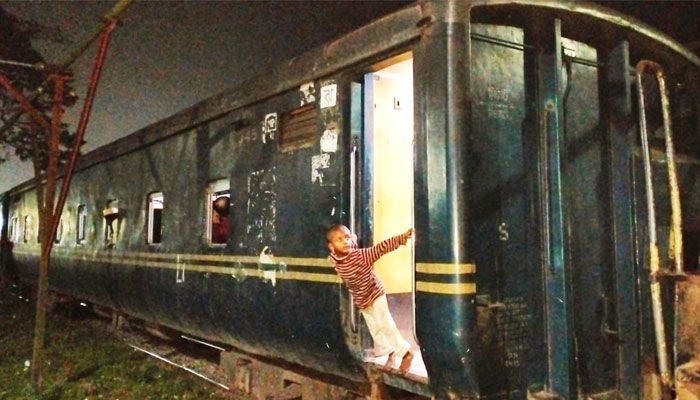 গার্ডের অনুপস্থিতিতে এক ঘণ্টা বিলম্বে ছাড়ল ট্রেন