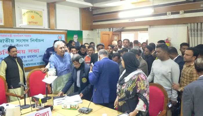 রিটার্নিং অফিসারের সামনে নারী এমপির সঙ্গে আরেক এমপির সমর্থকের বাগবিতণ্ডা