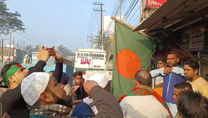 লক্ষ্মীপুরে পতাকা ‘অবমাননা’র প্রতিবাদ করায় হামলার অভিযোগ, আটক ৮