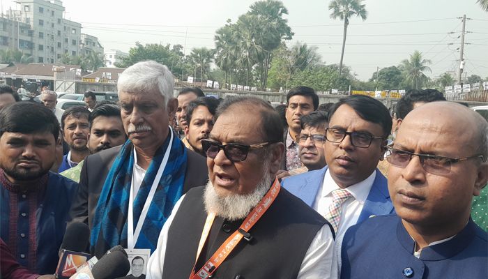  কালিয়াকৈর উপজেলার মৌচাক এলাকায় এক মতবিনিময় সভায় মুক্তিযুদ্ধ বিষয়ক মন্ত্রণালয়ের মন্ত্রী আ ক ম মোজাম্মেল হক। প্রবা ফটো 