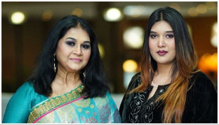 যুক্তরাষ্ট্রে মেয়ের সঙ্গে গাইলেন সামিনা