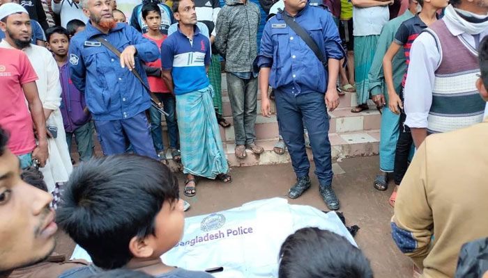 নৈশপ্রহরীকে হত্যা করে দুই সোনার দোকানে ডাকাতি