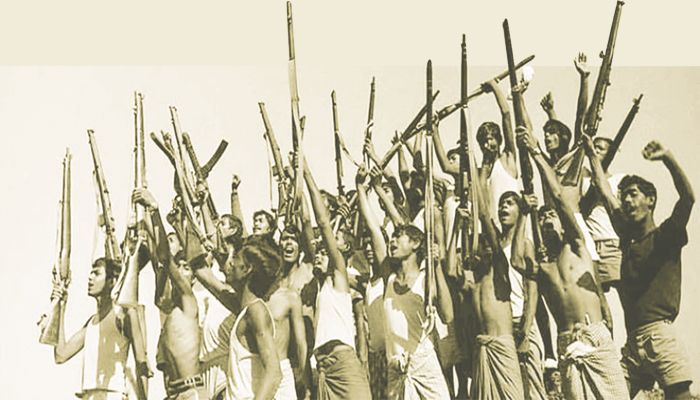 ১৯৭১ সালের ১৬ ডিসেম্বর, লাখো মুক্তিযোদ্ধার বিজয়োল্লাস আর ‘জয় বাংলা’ ধ্বনিতে মুখরিত হয়ে ওঠে স্বাধীন বাংলাদেশের আকাশ-বাতাস। ছবি : আনোয়ার হোসেন 