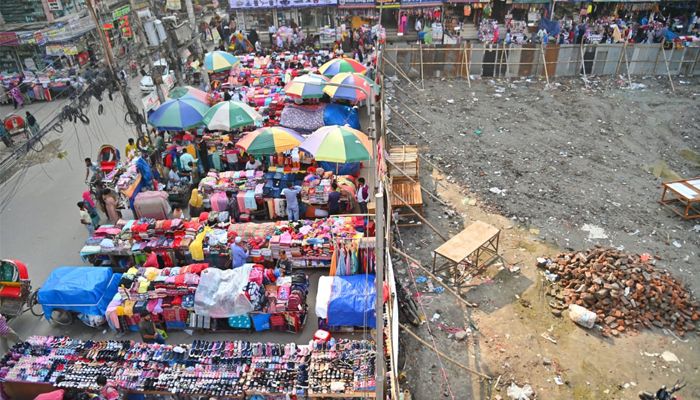 চৌকি বসিয়ে কেনাবেচা করছে ব্যবসায়ীরা