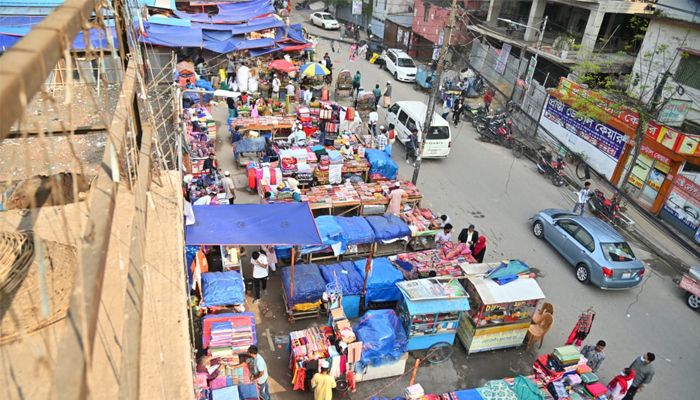 চৌকি বসিয়ে কেনাবেচা করছে ব্যবসায়ীরা