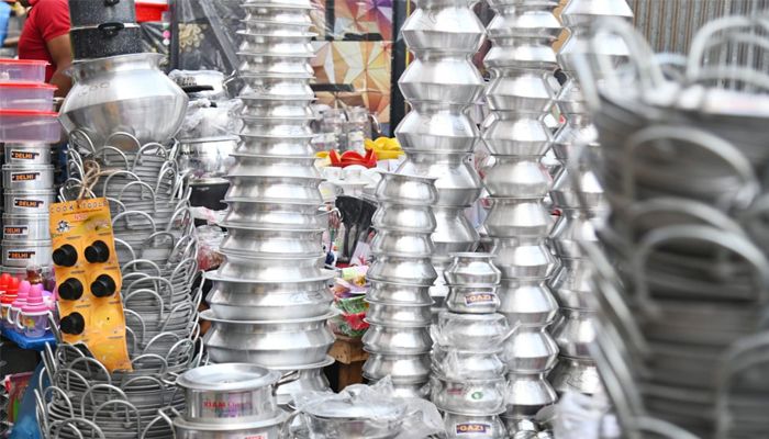 চৌকি বসিয়ে কেনাবেচা করছে ব্যবসায়ীরা