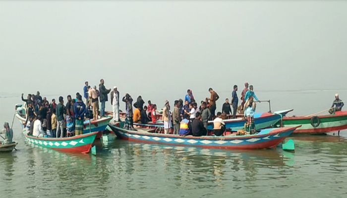 মুন্সীগঞ্জে ট্রলার ডুবির স্থানে উদ্ধার কাজ চলছে। প্রবা ফটো 