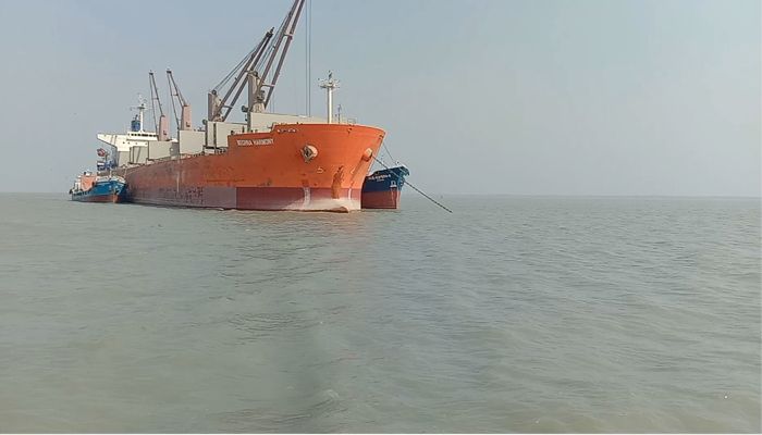 প্রথমবার পায়রা বন্দরে ভিড়ল ওপিসি ক্লিংকার ও লাইমস্টোনবাহী জাহাজ