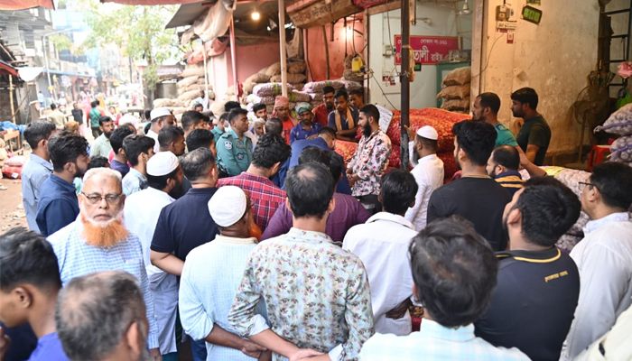 পেঁয়াজের বাজারে অভিযান 