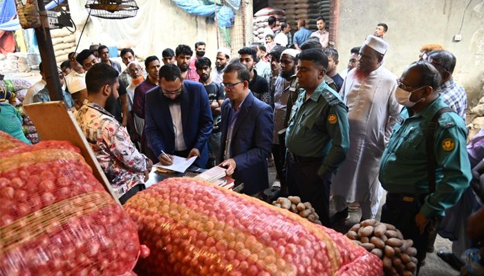 পেঁয়াজের বাজারে অভিযান 