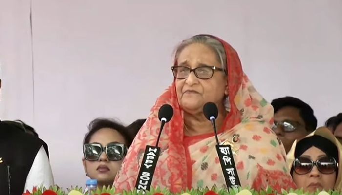 টুঙ্গিপাড়ায় শেখ হাসিনার জনসভা চলছে