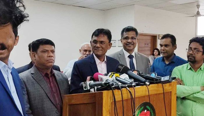 নির্বাচন ভবনে সংবাদ সম্মেলনে নির্বাচন কমিশনের (ইসি) অতিরিক্ত সচিব অশোক কুমার দেবনাথ সাংবাদিকদের সঙ্গে কথা বলেন। ছবি : সংগৃহীত