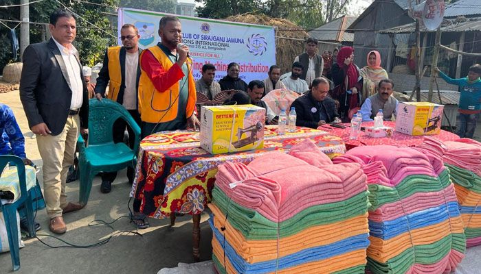 লায়ন্স ক্লাব অব সিরাজগঞ্জ যমুনার শীতবস্ত্র বিতরণ
