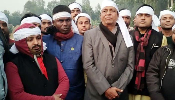 টাঙ্গাইল-২ আসনে কাফনের কাপড় মাথায় বেঁধে স্বতন্ত্র প্রার্থীর প্রচার