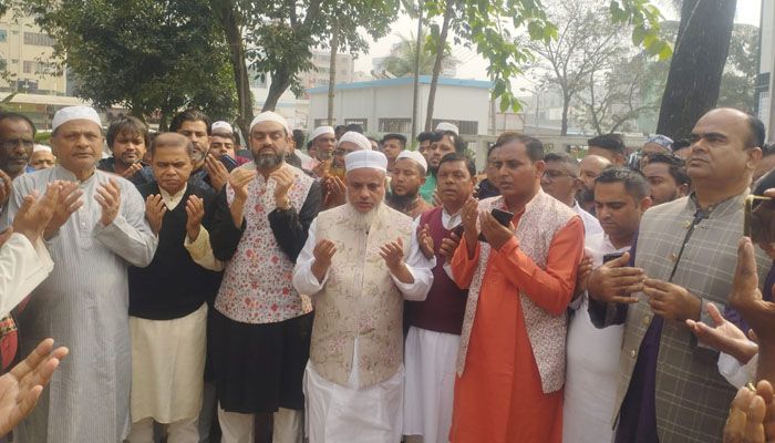 ভোটারদের দ্বারে দ্বারে খসরু চৌধুরীর ভোট প্রার্থনা