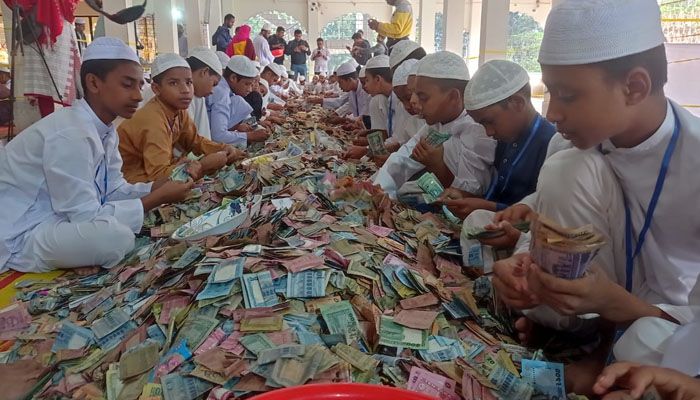 পাগলা মসজিদের বাক্সে পাওয়া টাকা গণনার কাজ চলছে। প্রবা ফটো