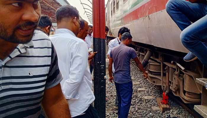 চলতি পথে যান্ত্রিক ত্রুটি বাড়াচ্ছে ভোগান্তি
