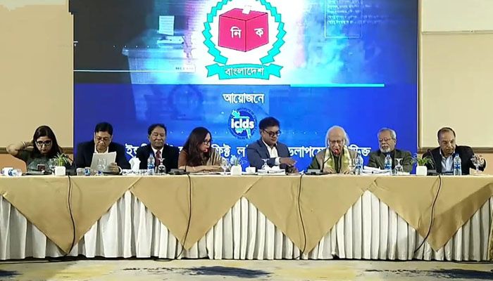 জাতীয় নির্বাচন ও স্থিতিশীলতা বিষয়ক গোলটেবিল বৈঠকে আলোচকরা। প্রবা ফটো