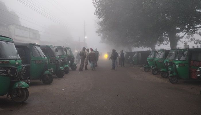 হিমেল হাওয়ায় কাঁপছে উত্তরের জেলা নওগাঁ