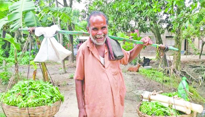 সদা হাস্যোজ্জ্বল মানুষটি সবার কাছে পরিচিত ‘সবজি চাচা’ নামে