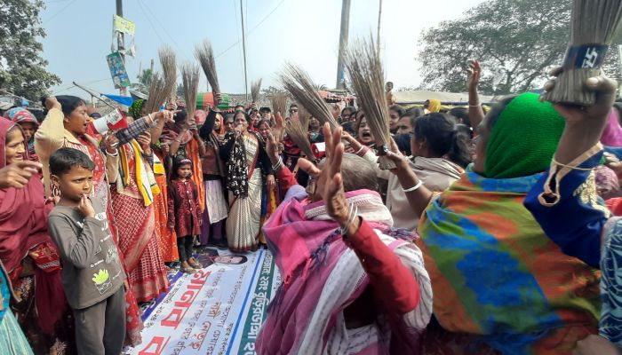 মোংলায় ঝাড়ু মিছিল। প্রবা ফটো