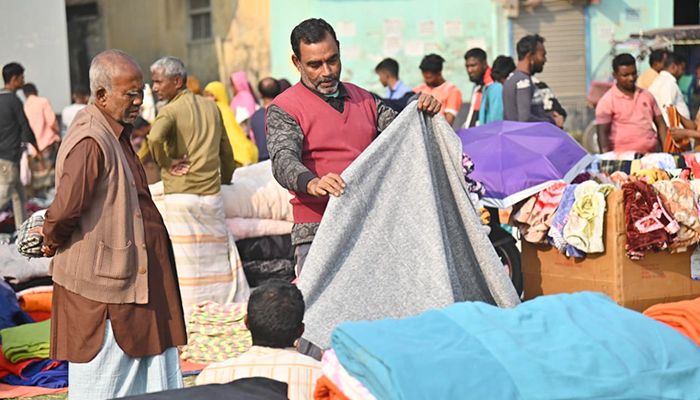 ধুনটে জমে উঠেছে শীতবস্ত্রের হাট