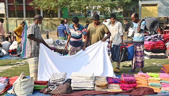 ধুনটে জমে উঠেছে শীতবস্ত্রের হাট