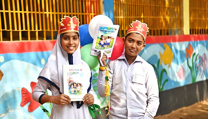 নতুন বইয়ের সুঘ্রাণে সুবাসিত  শৈশব