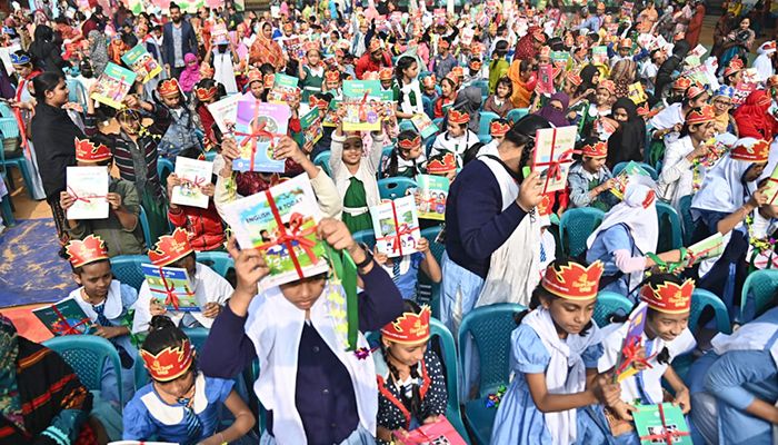 নতুন বইয়ের সুঘ্রাণে সুবাসিত  শৈশব