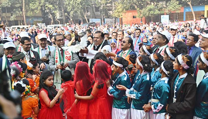 নতুন বইয়ের সুঘ্রাণে সুবাসিত  শৈশব
