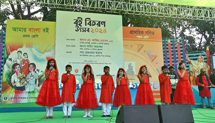 নতুন বইয়ের সুঘ্রাণে সুবাসিত  শৈশব