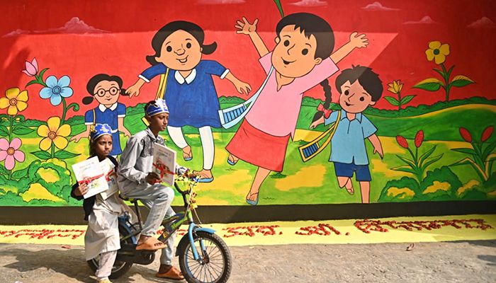 নতুন বইয়ের সুঘ্রাণে সুবাসিত  শৈশব