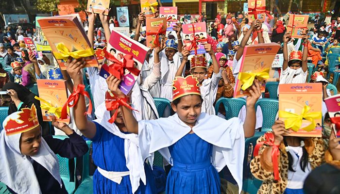 নতুন বইয়ের সুঘ্রাণে সুবাসিত  শৈশব