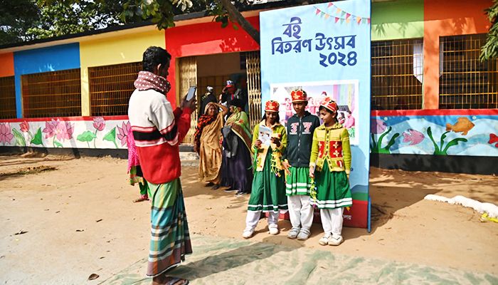 নতুন বইয়ের সুঘ্রাণে সুবাসিত  শৈশব