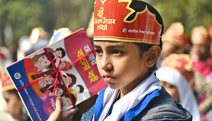 নতুন বইয়ের সুঘ্রাণে সুবাসিত  শৈশব