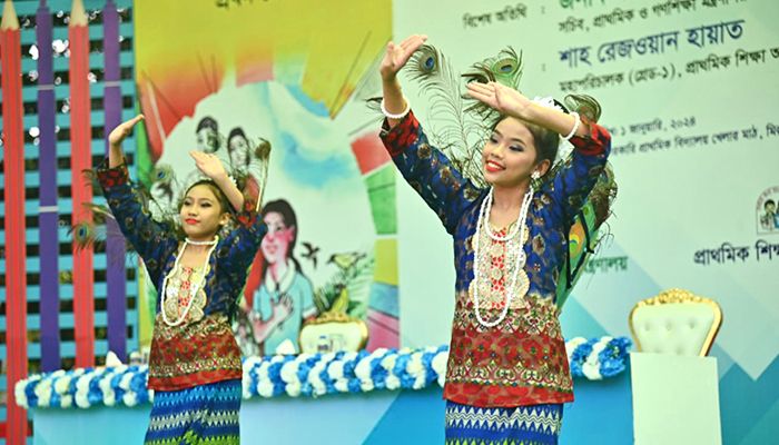 নতুন বইয়ের সুঘ্রাণে সুবাসিত  শৈশব
