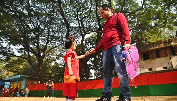 নতুন বইয়ের সুঘ্রাণে সুবাসিত  শৈশব