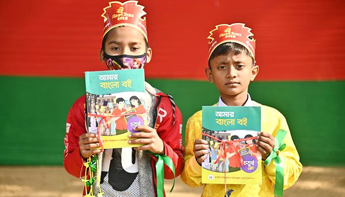 নতুন বইয়ের সুঘ্রাণে সুবাসিত  শৈশব