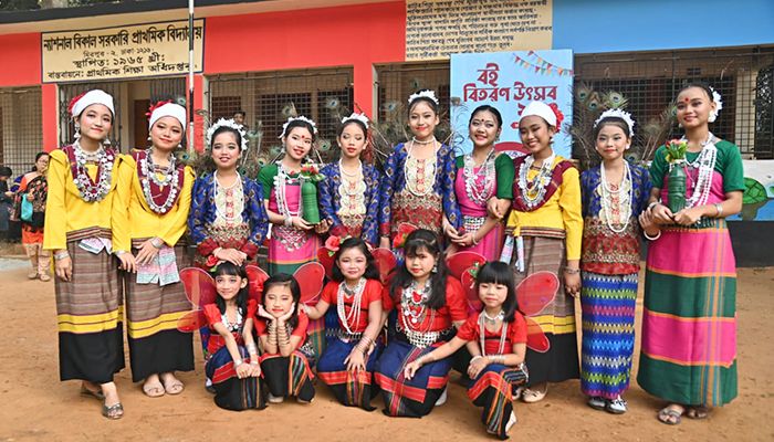 নতুন বইয়ের সুঘ্রাণে সুবাসিত  শৈশব