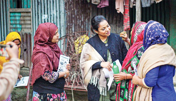 গানে গানে ভোটের মাঠ মাতাচ্ছেন ডলি সায়ন্তনী